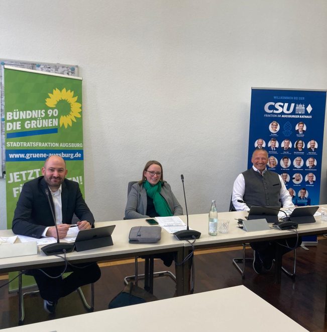 Von links nach rechts: Peter Rauscher und Verena von Bartholy-Mutius, Fraktionsvorsitzende der Grünen Augsburg, Leo Dietz, Fraktionsvorsitzender CSU Augsburg